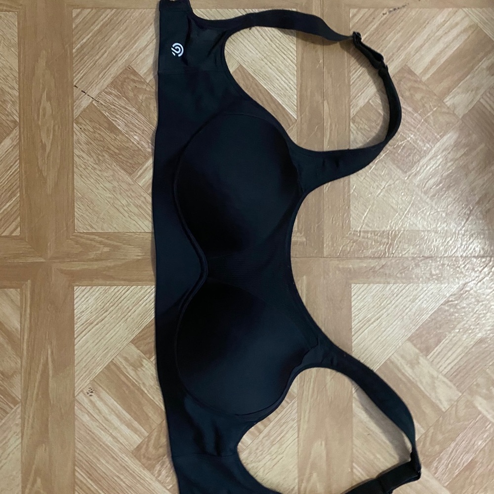 Black sports bra